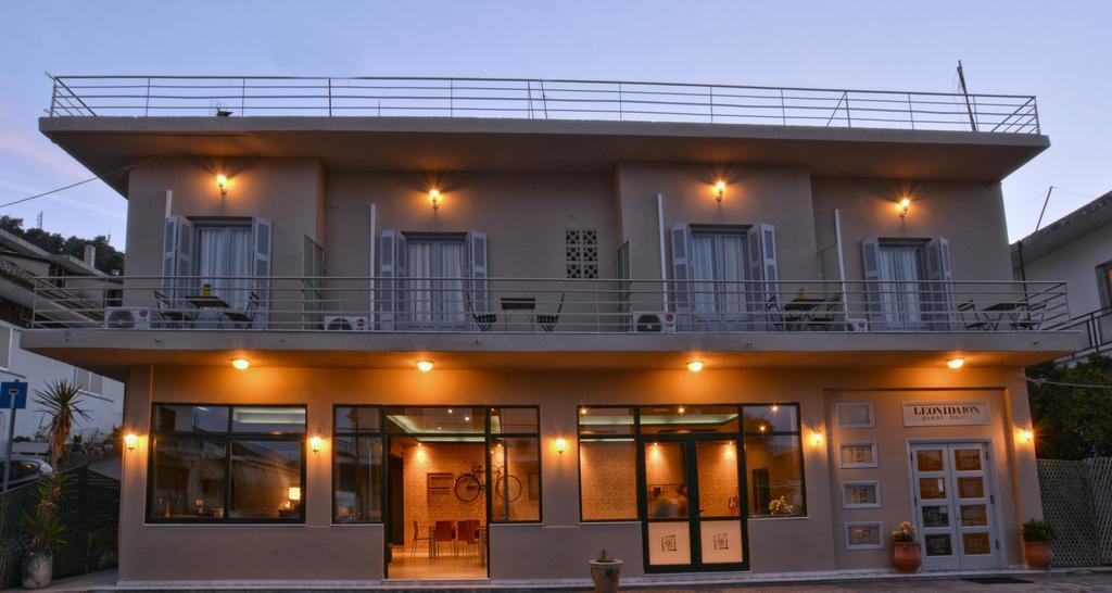 Leonidaion Guesthouse Olympie Extérieur photo The hotel at night